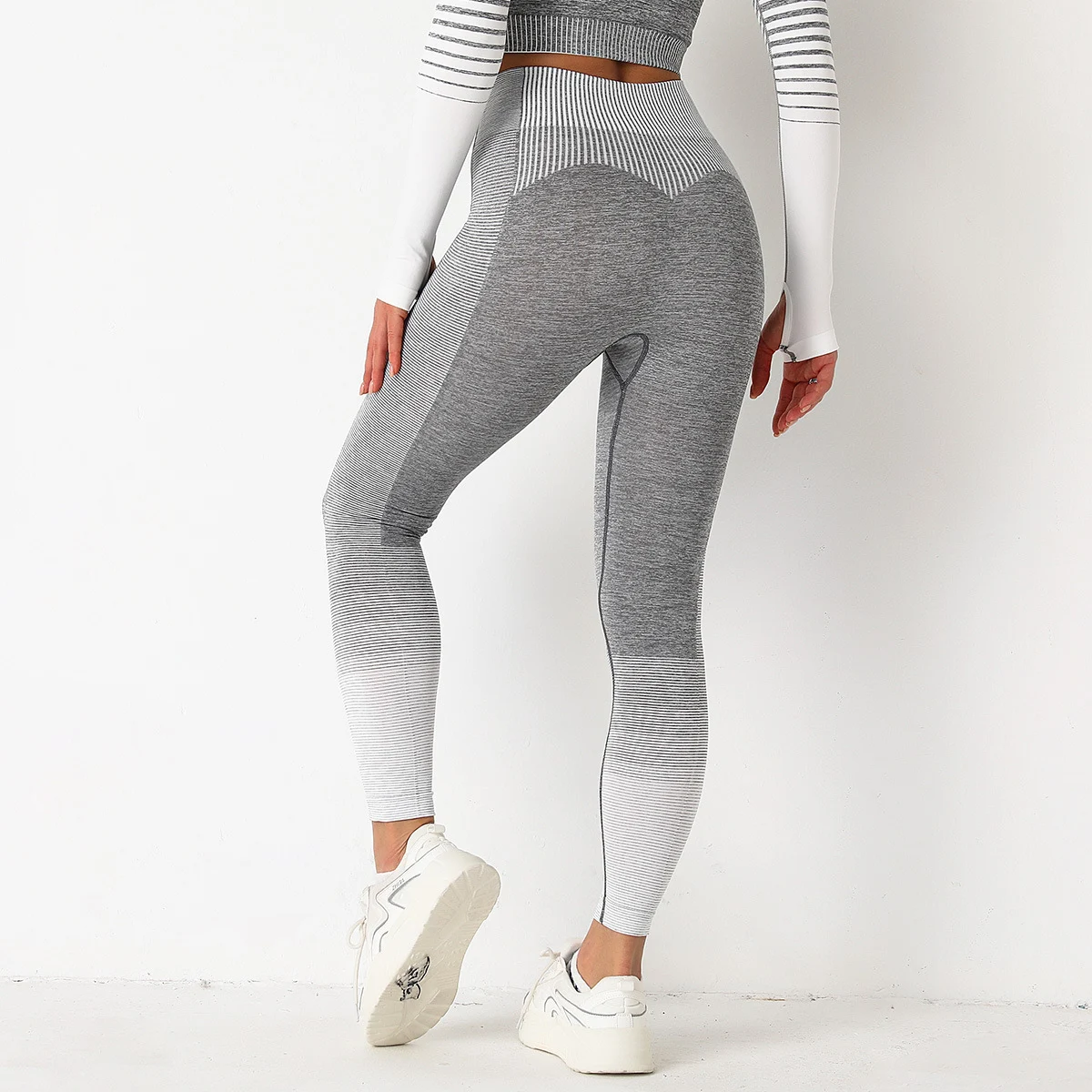 Bešavne prugaste pletene joga fitnes pantalone. Maksimalna udobnost, sloboda pokreta. Savršene za jogu i trening. Prozračne, savršeno prijanjaju. — foto 8