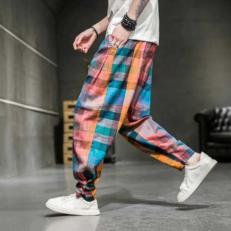 Pantalones de hombre a cuadros retro con bandas en los tobillos, comodidad y estilo. Perfectos para un look casual con un toque vintage. — foto 8