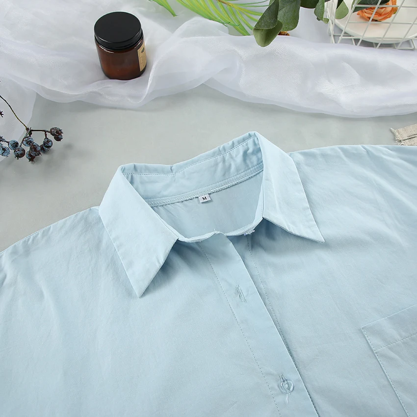 Completo camicia e pantaloncini casual eleganti da donna a manica lunga. Perfetto per un look comodo e raffinato, ideale per il tempo libero e non solo. — foto 1