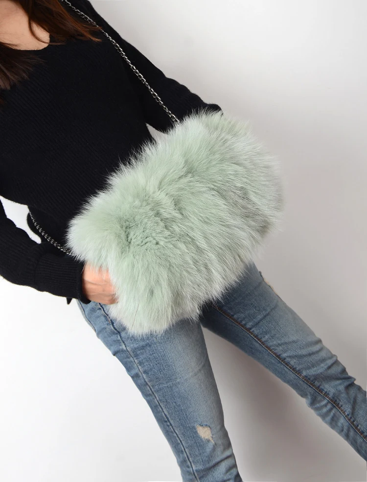 Bolso bandolera de piel de zorro con cadena para mujer, cálido y elegante. Ideal para hombro o cruzado. Un accesorio de moda de lujo. — foto 2