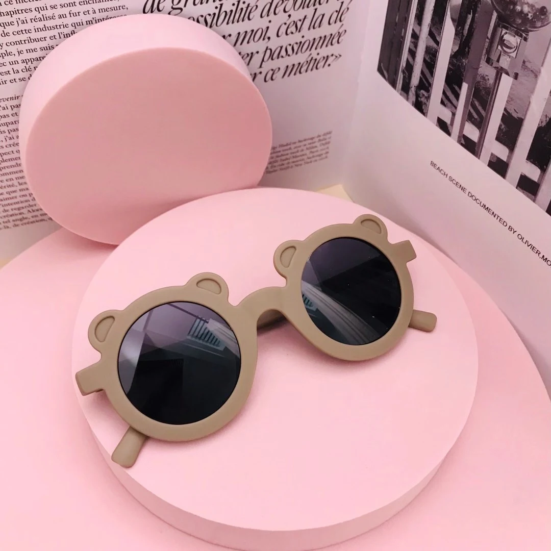 Óculos de sol Bear com armação e proteção UV. Conforto e estilo garantidos para seus olhos, perfeitos para atividades ao ar livre. — foto 3