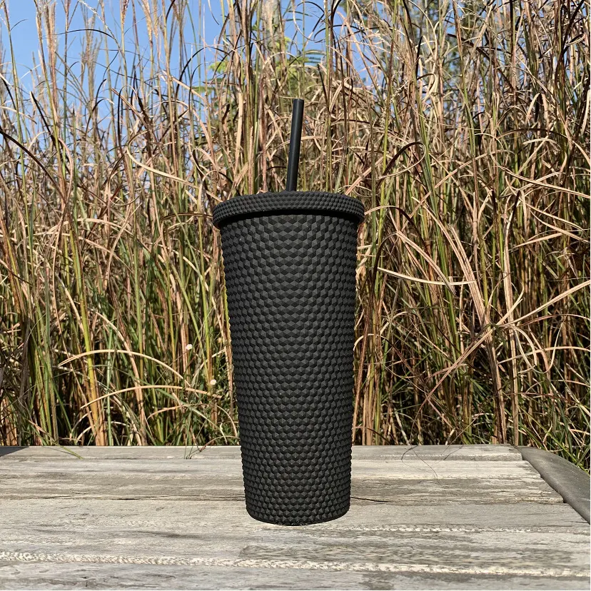 Outdoor dubbele plastic beker met rietje voor koude dranken. Ideaal voor picknicks, kamperen of gewoon in de tuin. — foto 4
