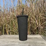 Outdoor dubbele plastic beker met rietje voor koude dranken. Ideaal voor picknicks, kamperen of gewoon in de tuin. — foto 4