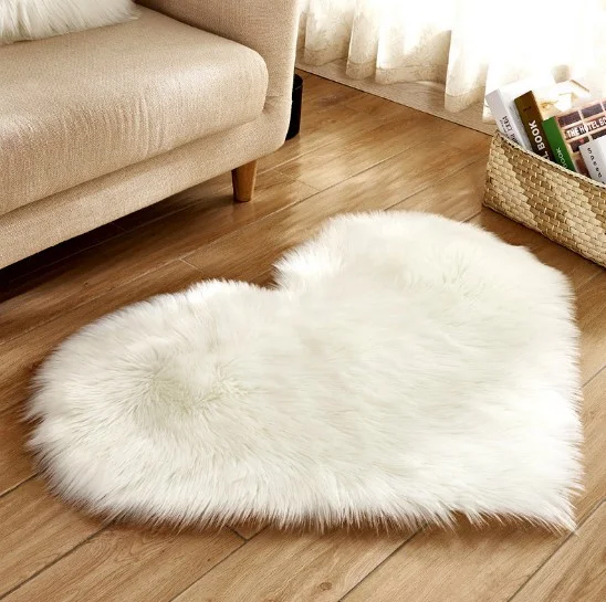 Tappeto a forma di cuore in peluche antiscivolo, soffice. Perfetto per soggiorno e casa. Utilizzabile come tappeto, cuscino, coperta e cuscino divano. — foto 2