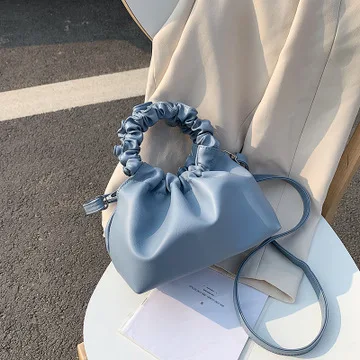 Bolsa crossbody feminina portátil estilo nuvem, leve e prática. Perfeita para carregar seus pertences com conforto e elegância. — foto 2