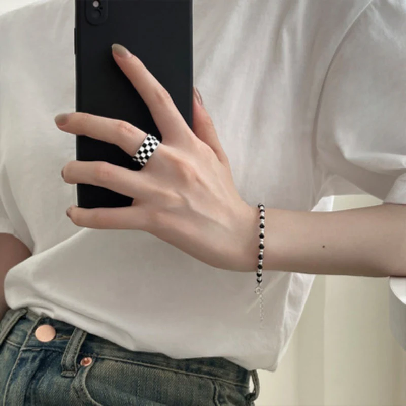 Anel Aberto Feminino Xadrez Preto e Branco, Grade de Cores Combinando, Design Elegante e Moderno, Perfeito para Looks Sofisticados. — foto 4