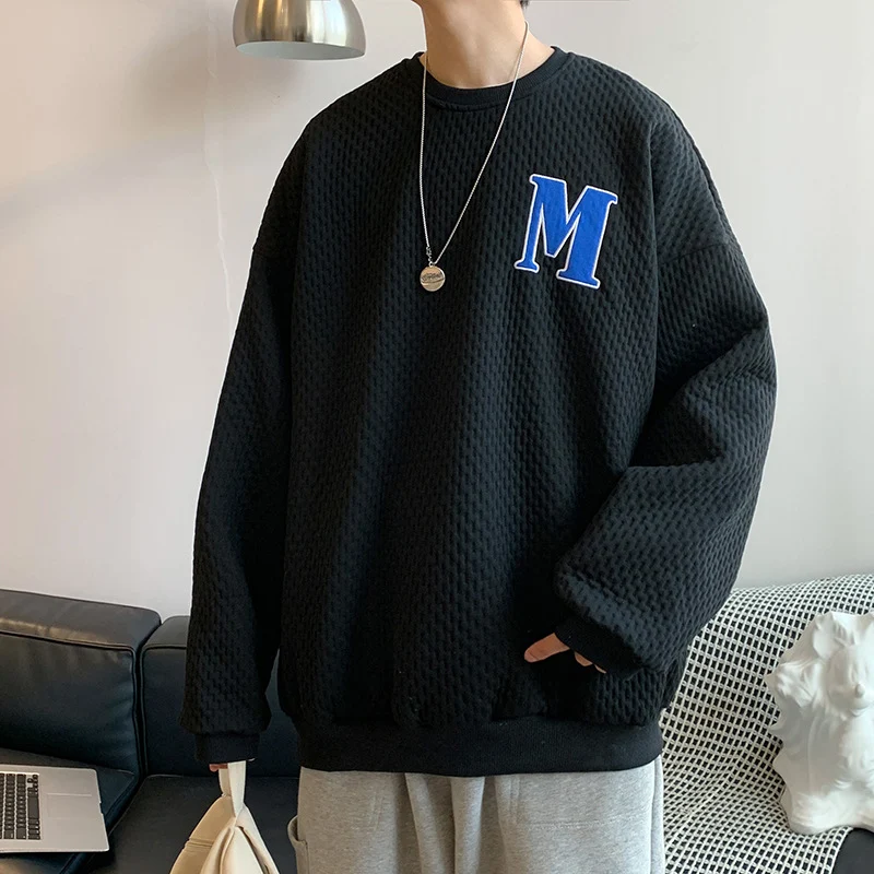Suéter masculino com bordado de letras em xadrez. Marca moderna e estilosa, perfeito para um visual trendy e confortável. — foto 2