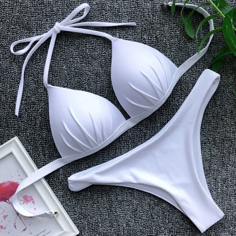 Eendelig bikini met halternek en ingebouwde bh, stijlvol ontwerp voor een comfortabele pasvorm en een flatterend figuur op het strand. — foto 5