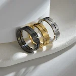 Anéis para Casais em Aço Inoxidável com Revestimento a Vácuo Vazado, elegância duradoura. Presentes perfeitos para celebrar o amor eterno. — foto 4