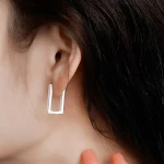 Brincos de clipe geométricos retangulares da moda, tendência de indiferença, para um look fashion e versátil, ideais para uso diário. — foto 1
