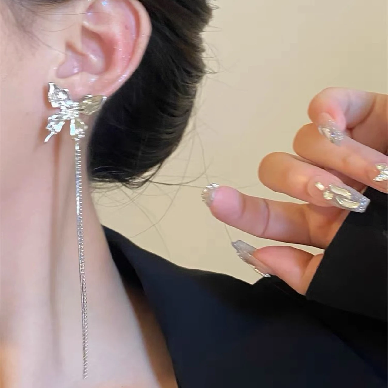 Brincos de tarraxa de borboleta assimétricos de metal com tassel, perfeitos para adicionar um toque charmoso e moderno ao seu visual. Experimente! — foto 10