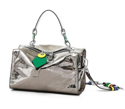 Bolsa mensageiro de couro genuíno brilhante, de um ombro só, para transportar seus pertences com estilo e segurança. Ideal para uso diário e viagens curtas. — foto 2