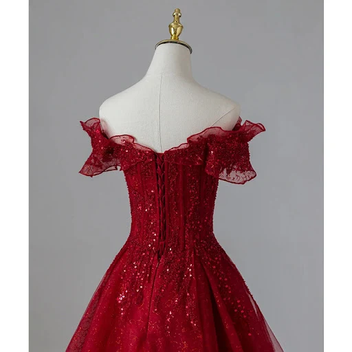 Title 5, Abito da sera rosso con spalle scoperte da donn...