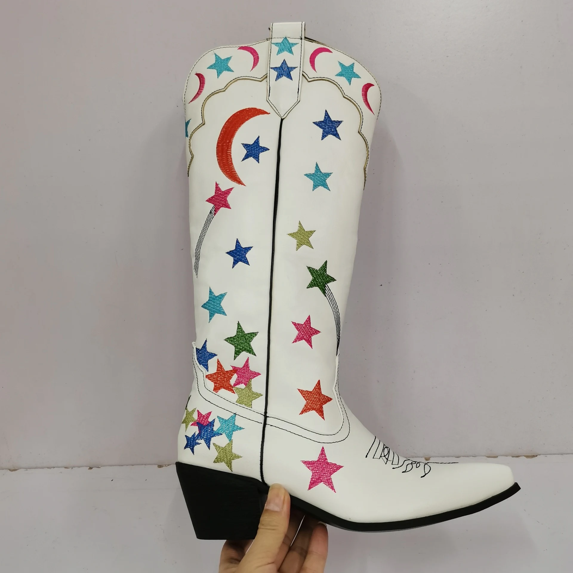 Bota western de cano alto, salto médio grosso, estrela e lua, couro, cano estilo meia para um look marcante. — foto 4