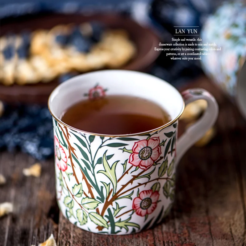 Blue and white retro tea cup made of exquisite bone china. A perfect gift for enjoying your favorite beverages with eleg — photo 18