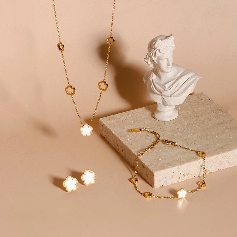 Colar feminino em aço titânio com flor de cinco pétalas e concha branca, um acessório elegante para mulheres, perfeito para uso diário. — foto 13