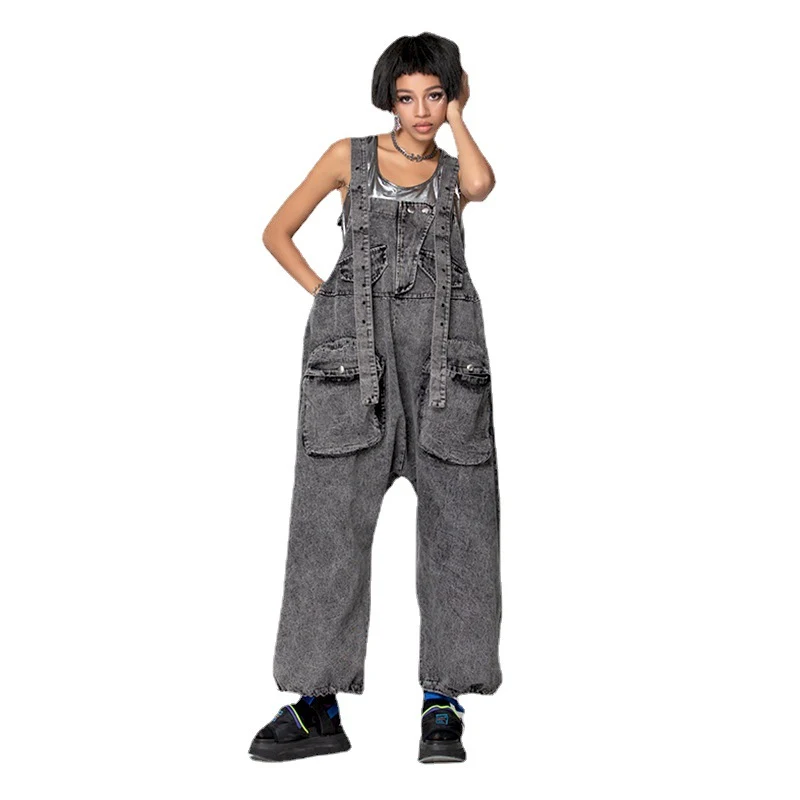 Macacão jeans plus size da moda. Conforto e estilo em uma peça só. Perfeito para um visual moderno e despojado. Ideal para o dia a dia. — foto 1