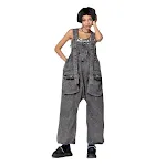 Macacão jeans plus size da moda. Conforto e estilo em uma peça só. Perfeito para um visual moderno e despojado. Ideal para o dia a dia. — foto 1
