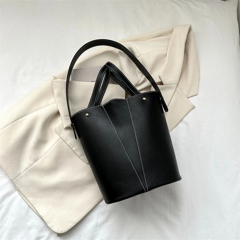 Bolsa feminina tipo balde casual, grande capacidade para uso diário. Prática e espaçosa, ideal para transportar seus pertences com estilo. — foto 3