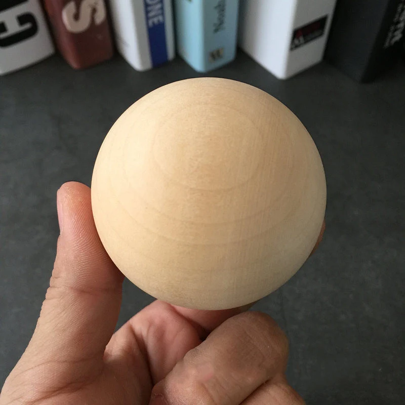Bola de madeira maciça colorida para decoração e brincadeiras seguras. Um brinquedo durável e ecológico para crianças e adultos. — foto 5