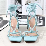 Sandálias femininas com tiras cruzadas na ponta e salto grosso, combinando estilo e conforto. Ideal para um look moderno e elegante em qualquer ocasião. — foto 3