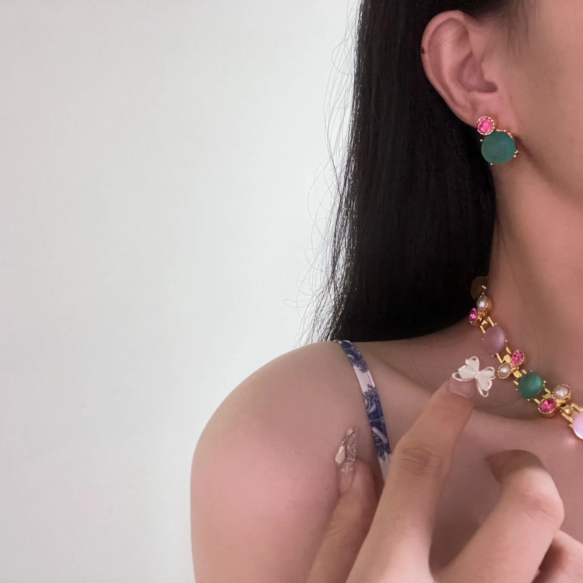 Conjunto colar e brinco de zirconita tartaruga com esmalte colorido contrastante, perfeito para realçar seu visual e personalidade. — foto 4
