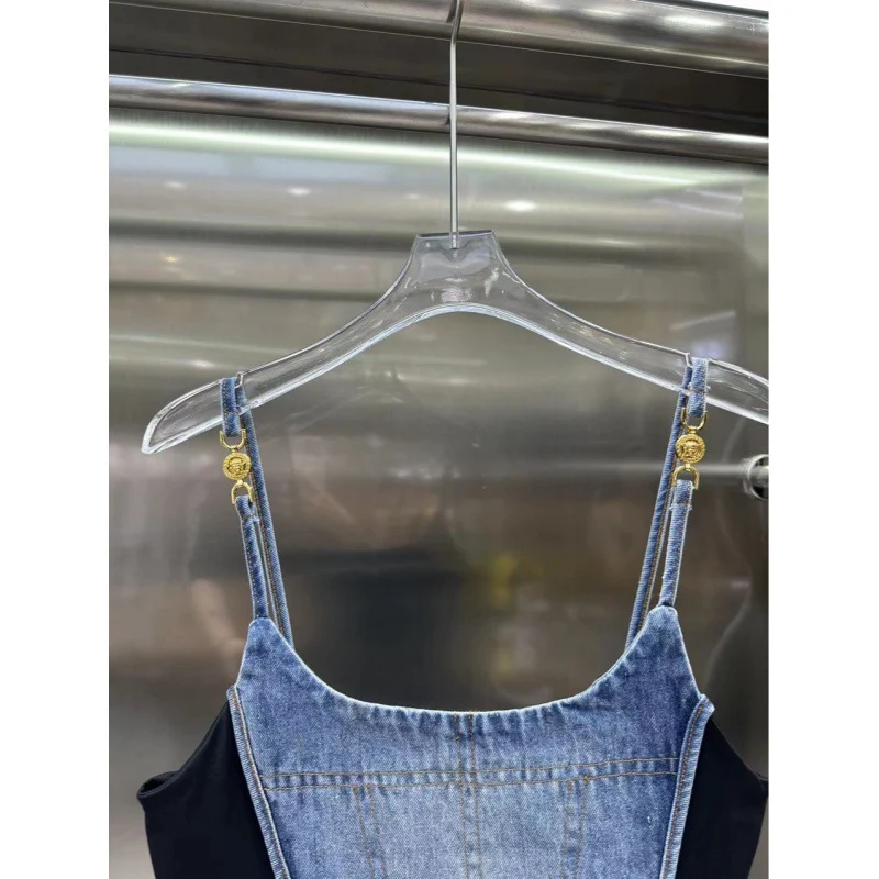 Gilet in denim lavato con zip e dettagli splicing, perfetto per un look casual e alla moda, con spalline e design unico. — foto 6