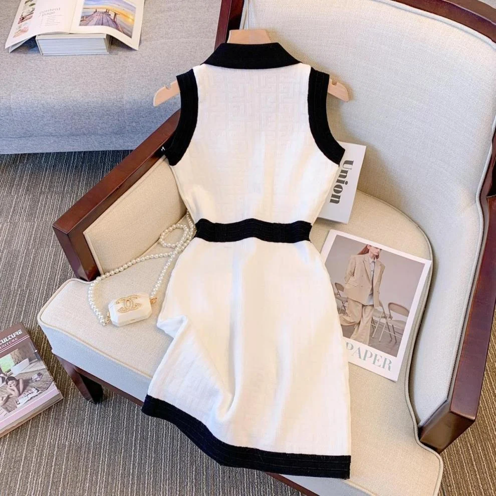 Dames zomer gebreide jurk zonder mouwen met revers. Comfortabel en stijlvol, perfect voor warme dagen en casual gelegenheden. — foto 2