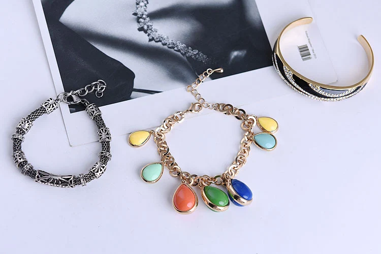 Pulseira de pérolas de liga Leve e elegante para mulheres Joia versátil e sofisticada Ideal para diversas ocasiões Um acessório essencial para realçar seu visual — foto 3