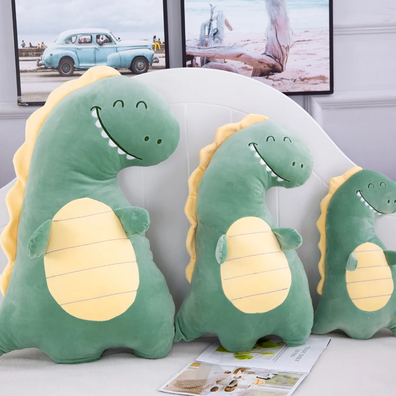 Dino de desenho animado aconchegado em travesseiro, perfeito para decoração infantil e conforto. Um presente fofo e especial. — foto 2