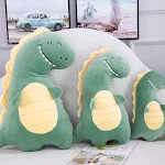Dino de desenho animado aconchegado em travesseiro, perfeito para decoração infantil e conforto. Um presente fofo e especial. — foto 2
