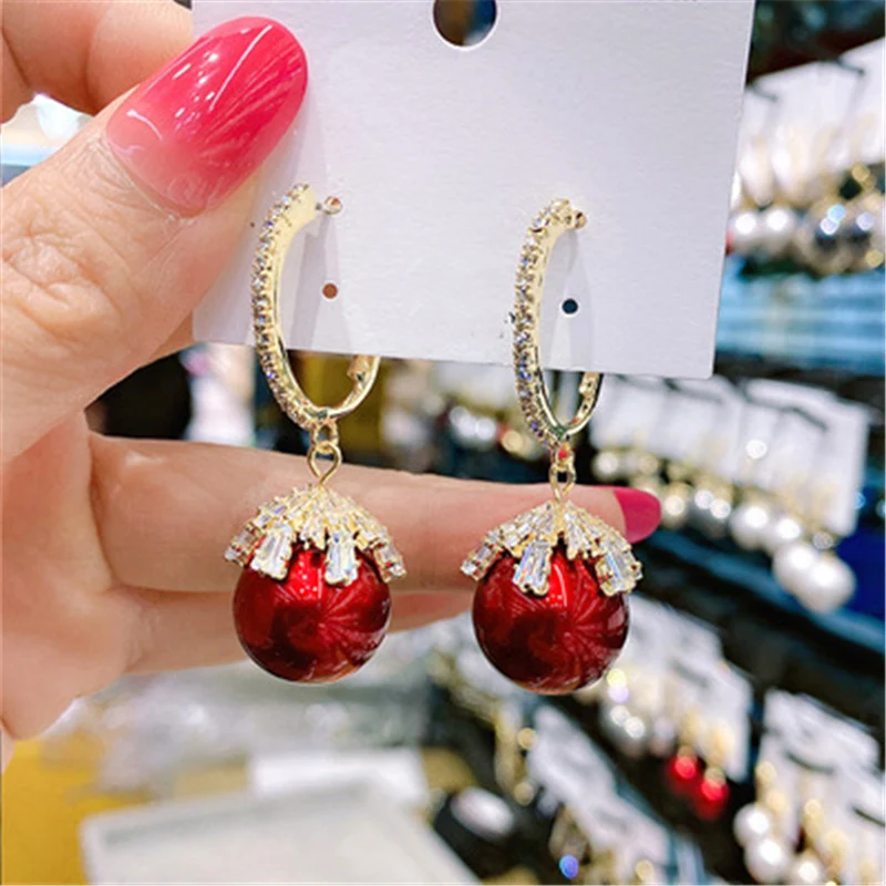 Elegantes pendientes de perlas rojas francesas, moda femenina con gran temperamento, para lucir un estilo sofisticado y único. — foto 4