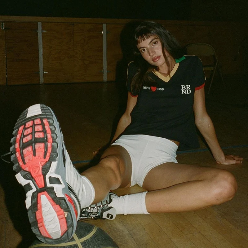 T-shirt versatile stampata con lettera per tendenza femminile — foto 3