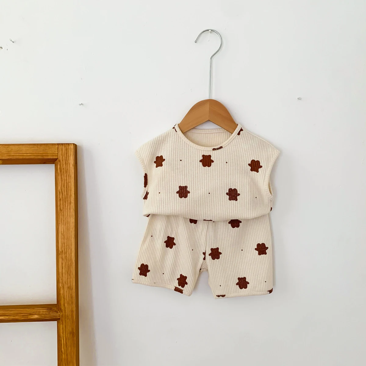 Conjunto infantil sem mangas, coreano fofo com estampa de algodão, duas peças para bebês, perfeito para o verão e atividades. — foto 7