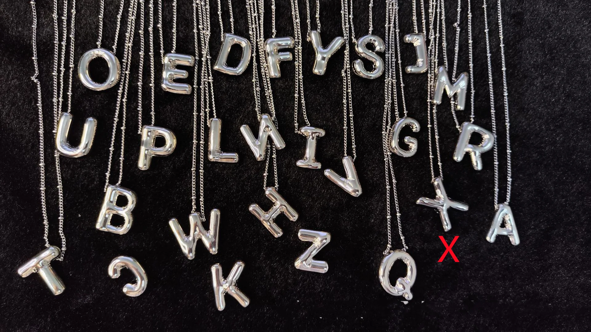 Colar com pingente de letras brilhantes de cobre. Adicione um toque elegante e personalizado. Expresse seu estilo com brilho. — foto 72