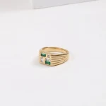 Grüner Zirkon Spleiß Titan Stahl Ring 18k vergoldet. Ein stilvolles Accessoire, das Eleganz und Langlebigkeit vereint. Perfekt für jeden Tag. — foto 1