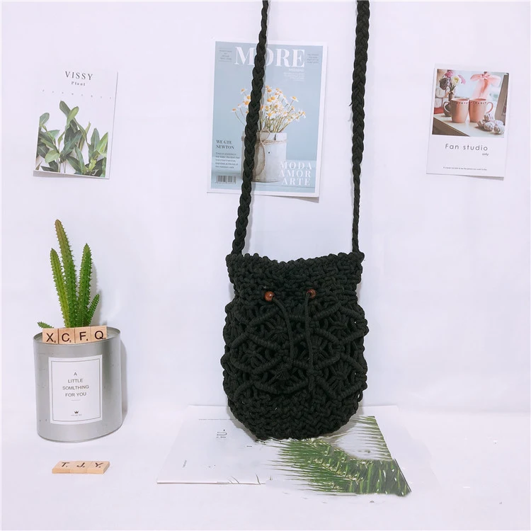 Bolsa Mensageiro de Palha para Férias na Praia. Leve tudo com estilo e praticidade. Ideal para dias ensolarados e relaxantes. — foto 3