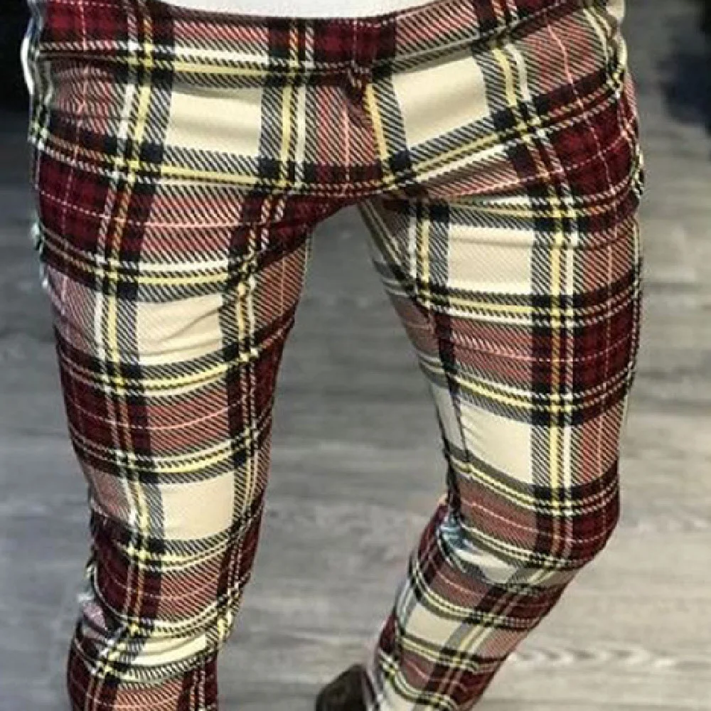 Štampane pantalone ravnih nogavica i srednjeg struka. Udobne i elegantne za svakodnevno nošenje, sa laskavim krojem. — foto 5