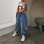 Mono vaquero holgado con capucha, pernera recta y estilo casual para mujer, cómodo y moderno, ideal para uso diario. — foto 3