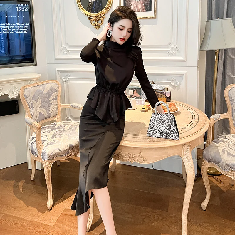 Conjunto de duas peças com top de babados e saia irregular de cintura alta, ideal para um visual elegante e moderno. — foto 6