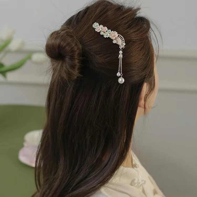 Presilha lateral feminina estilo antigo com borla de pérola, flor de cerejeira, amor-perfeito e clip de bico de pato — foto 6