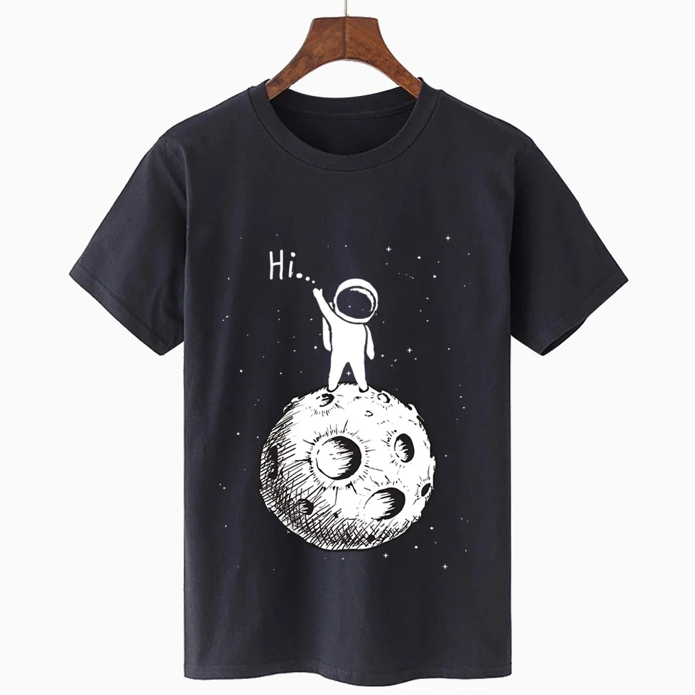 Camiseta oversized com estampa de estrelas, gola redonda e mangas curtas, soltinha e confortável para um visual moderno e descontraído. — foto 7