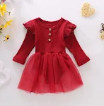 Macacão infantil com barra de saia triangular. Conforto e estilo em uma peça só, perfeito para brincar e passear. Leve e charmoso. — foto 2
