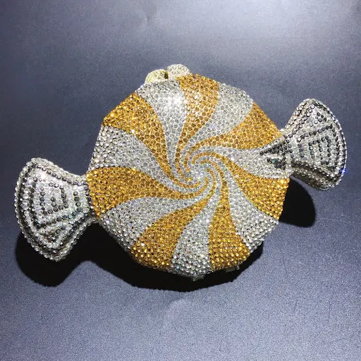 Title 5, Bolso de mano de diamantes de cristal con forma...