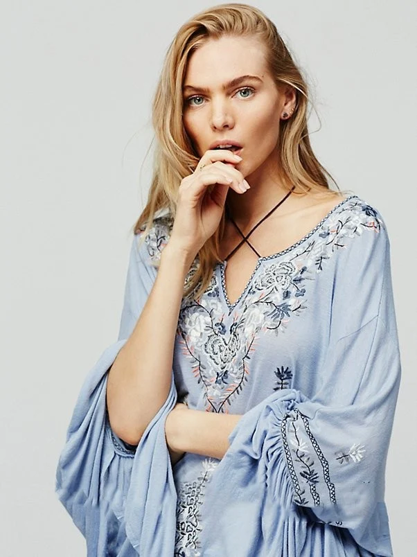 Blusa feminina boho com decote em V, bordada e com amarração. Perfeita para um visual descontraído e estiloso, ideal para o verão. — foto 4