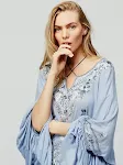 Blusa feminina boho com decote em V, bordada e com amarração. Perfeita para um visual descontraído e estiloso, ideal para o verão. — foto 4