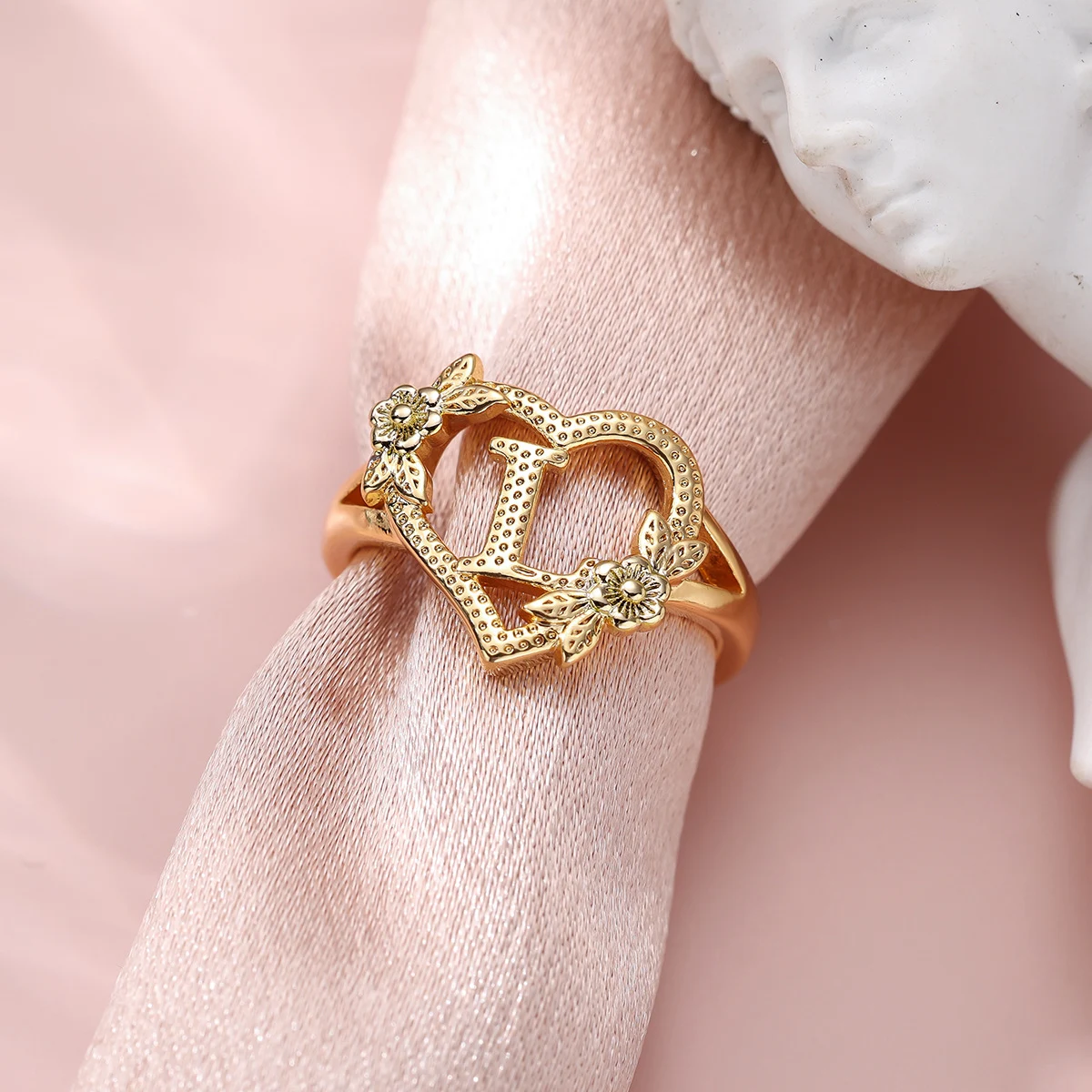 Anel Aberto Doce com 26 Letras, Design Criativo Rosa Dois Tons. Um Presente Ideal e Delicado para Ela. Jóias finas para uso diário. — foto 26