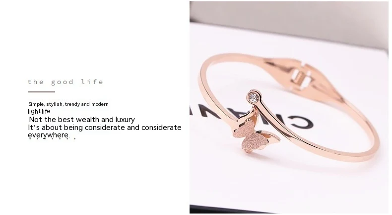Pulseira feminina simples de borboleta em aço titânio rose gold, leve e elegante, ideal para uso diário, adiciona um toque de charme. — foto 4
