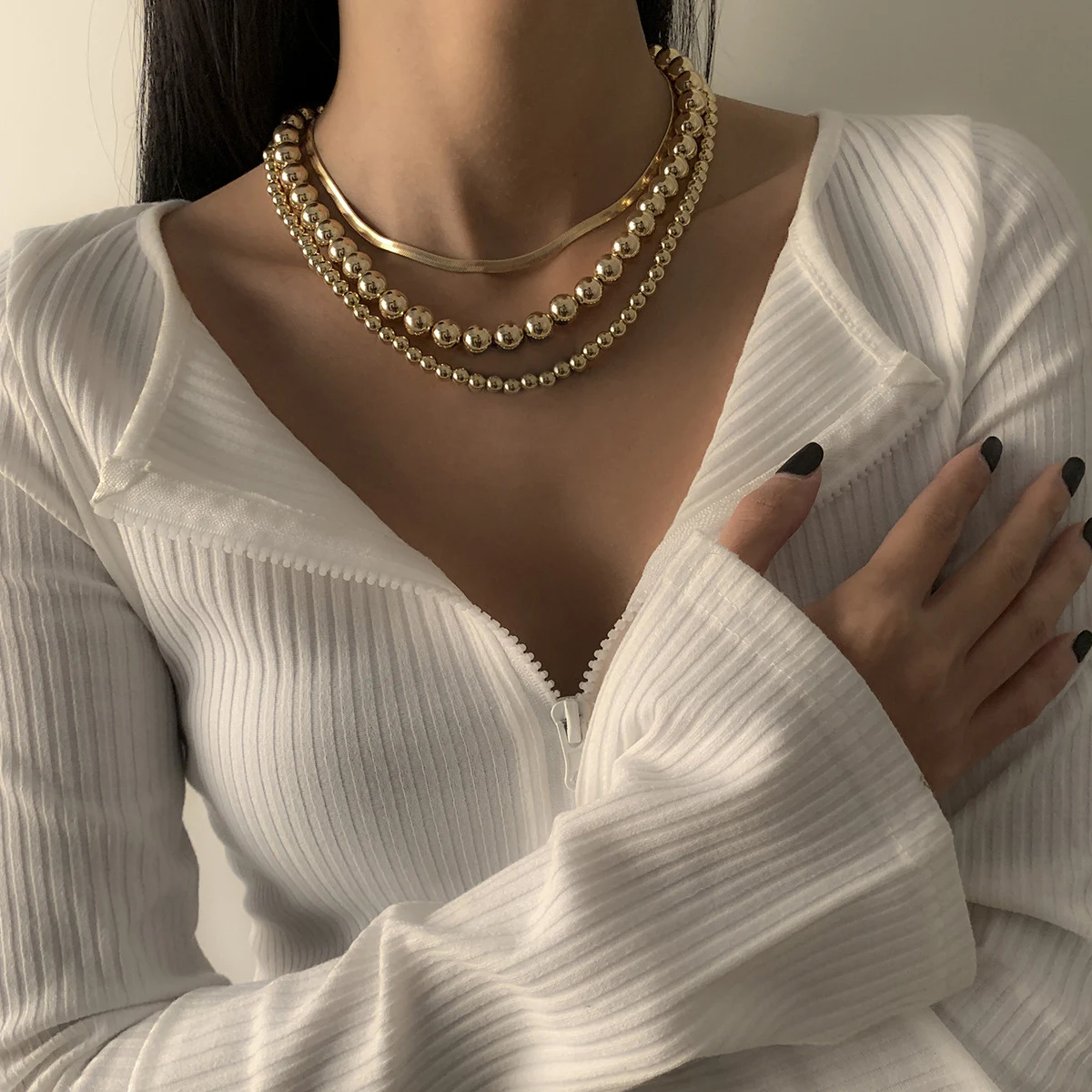 Colar feminino multicamadas de metal com miçangas, um acessório elegante e moderno para complementar looks casuais ou sofisticados. — foto 9