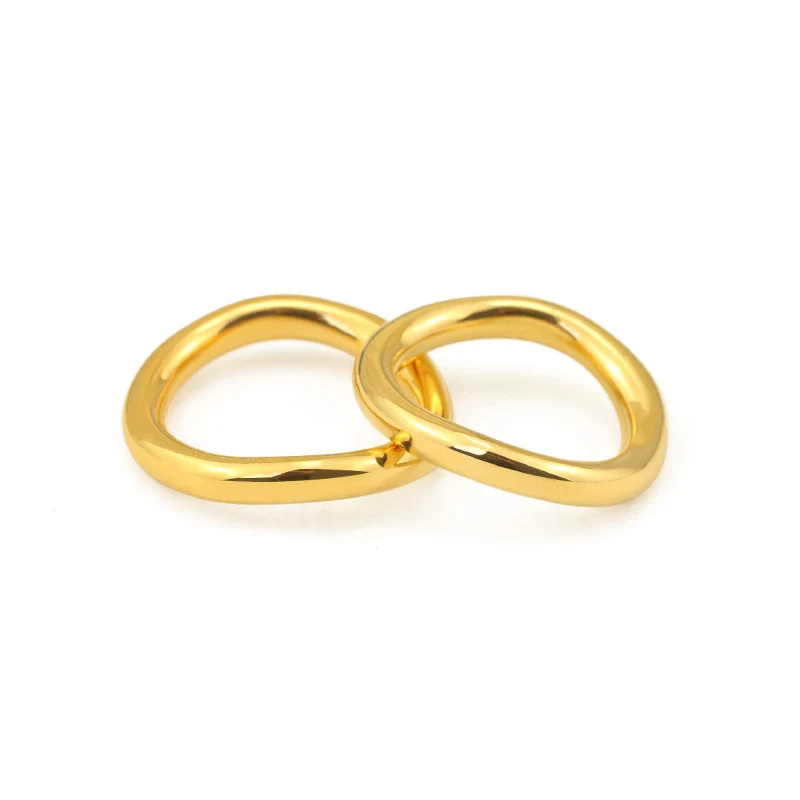 Anel de círculo brilhante com banho de latão e ouro real 18K para mulheres. Elegância e brilho para seu look diário. — foto 3
